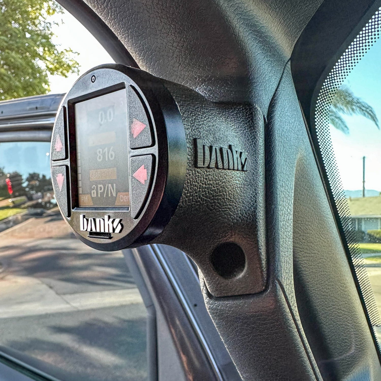 iDash Stealths Pod installed on customer vehicle from other side